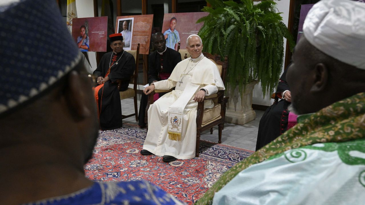 Leone XIV attacca i “tiranni” e incendia lo scontro con Trump: taglio ai fondi ai migranti e tensione tra Vaticano e Casa Bianca