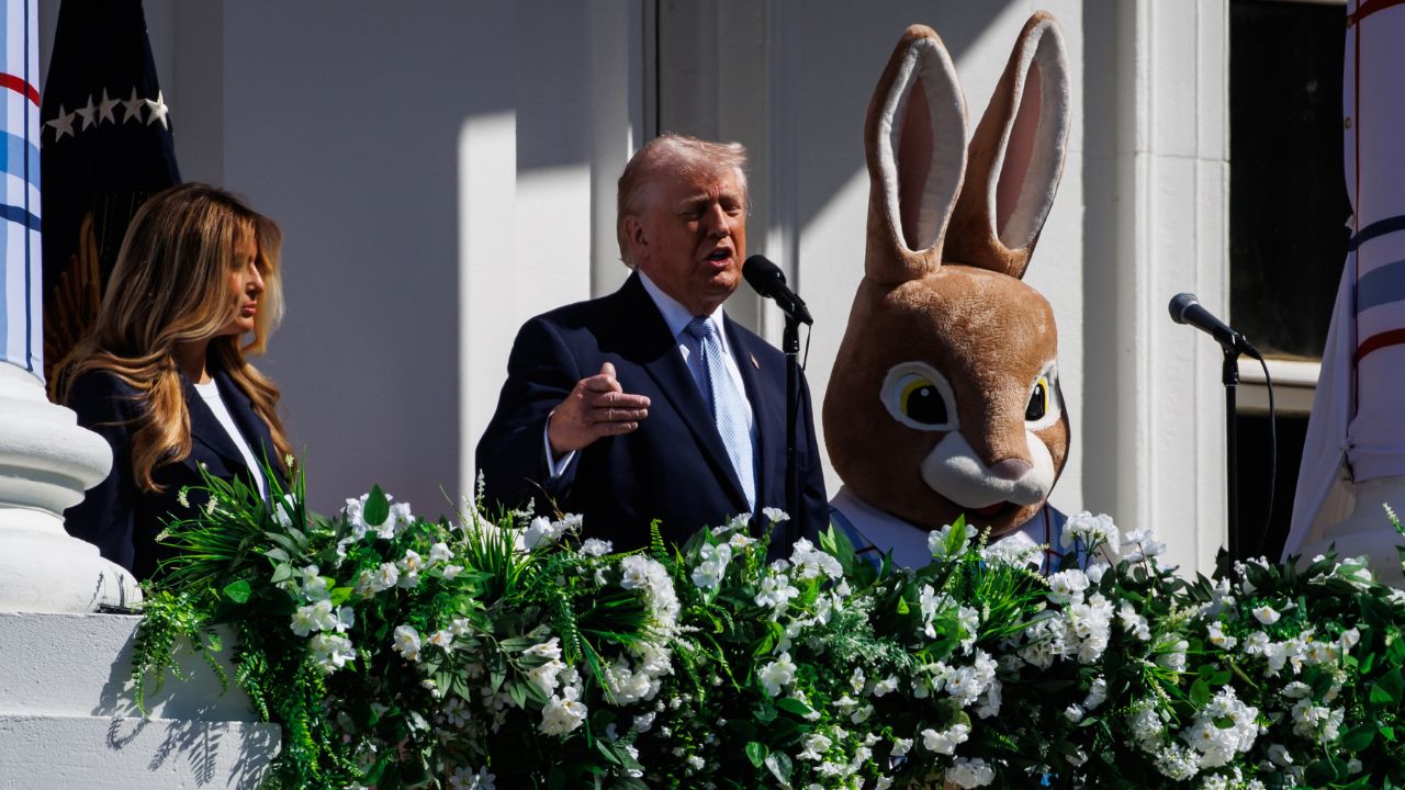Trump tra insulti e conigli pasquali alla Casa Bianca: strategia mediatica o “pazzia fuori controllo”?