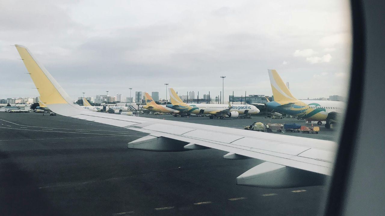 Carburante alle stelle, voli tagliati e compagnie a rischio: la crisi di Hormuz travolge i cieli e ora il conto lo pagano i passeggeri