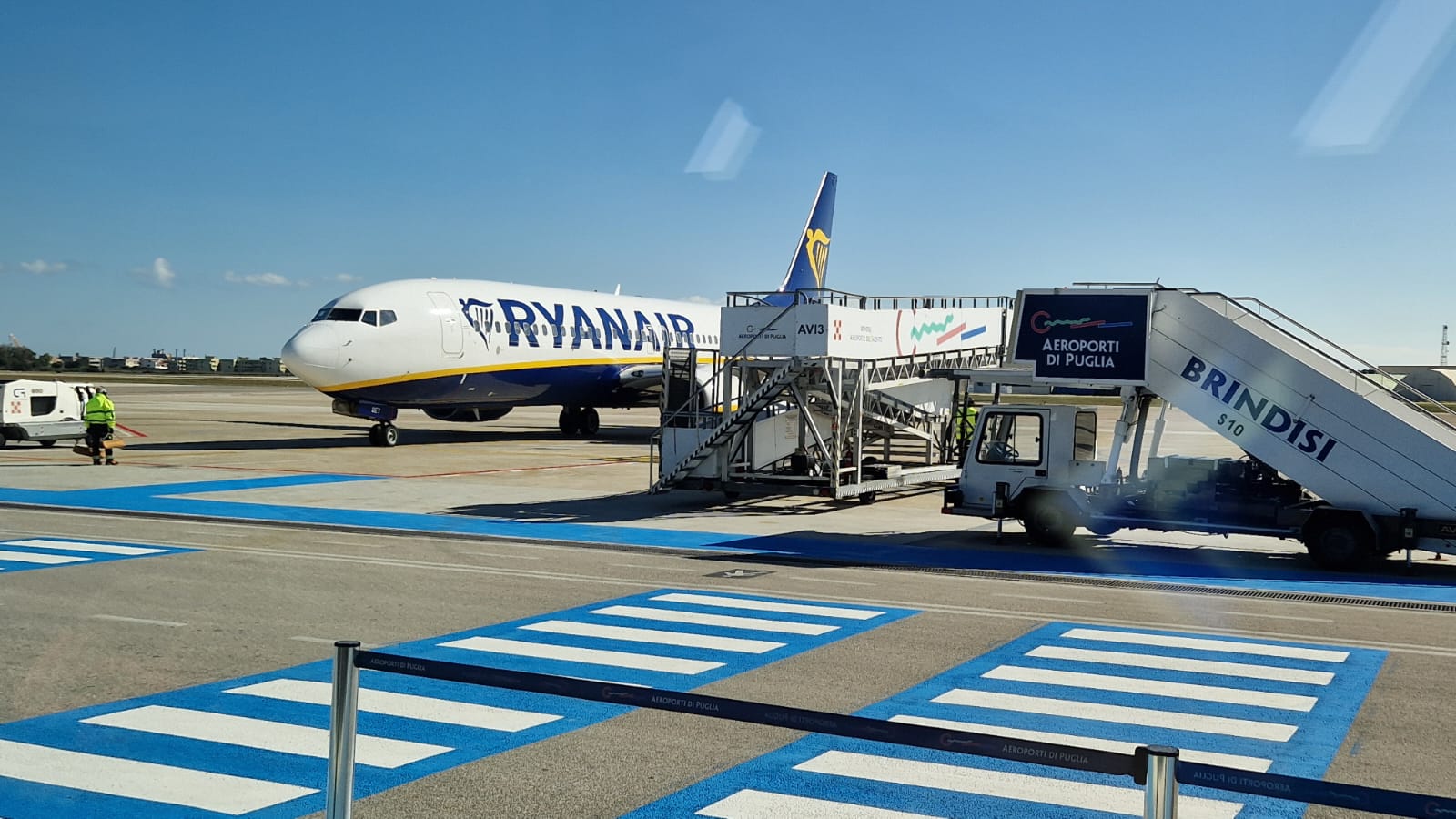 Caos carburante negli aeroporti, Brindisi resta quasi a secco e scattano nuove limitazioni: ora il rischio corre da Sud a Nord