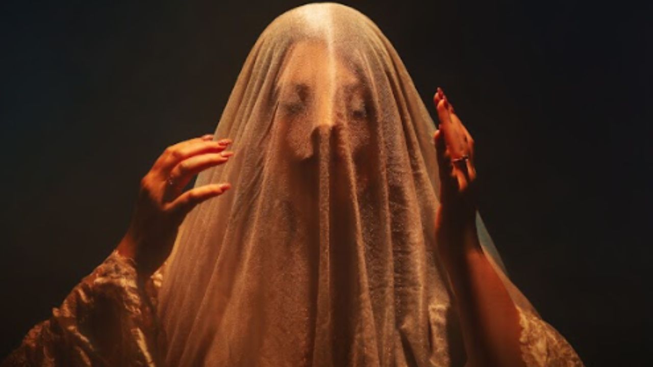 SOLOSOPHIA e mito di “Giovanna d’Arco”: il nuovo singolo è un grido dark pop di resistenza