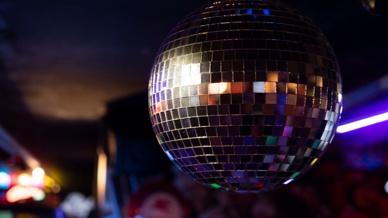 Crans-Montana, dopo il rogo l’ultima vergogna: fatture fino a 61 mila euro ai ragazzi feriti e cartelle cliniche ferme alla dogana svizzera