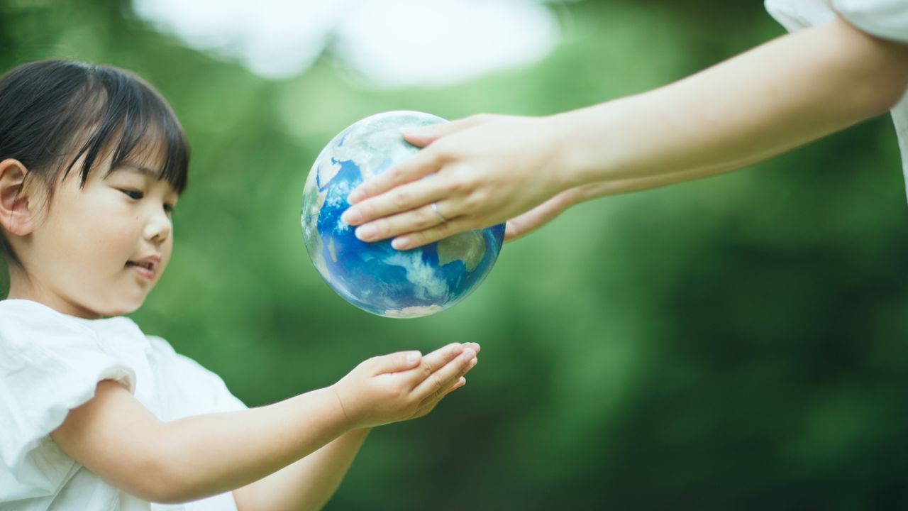 Quante persone può ospitare la Terra? Lo studio: “Siamo 5,5 miliardi di troppo”