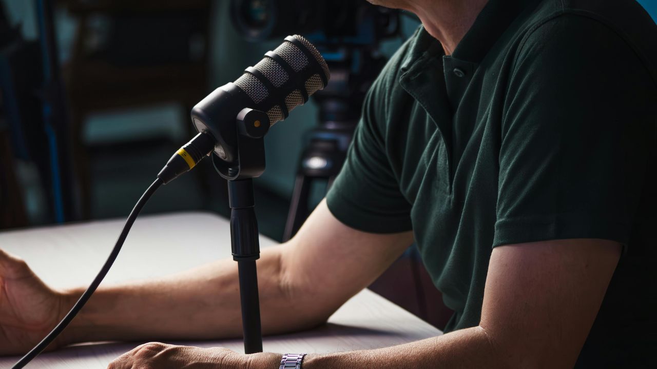 Politiche, dai talk show ai podcast: la nuova campagna elettorale si gioca online per parlare agli elettori più giovani