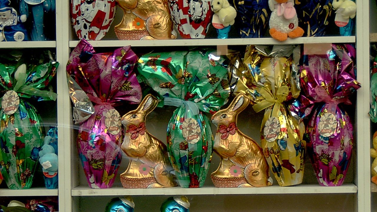 Pasqua 2026, stangata uova di cioccolato: rincari fino al 19%. L’indagine sui prezzi di colombe e dolci