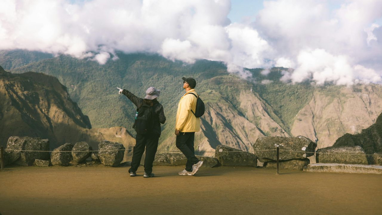 Everest, turisti avvelenati per truffare le assicurazioni: guide sotto accusa, 32 indagati e un sistema da milioni