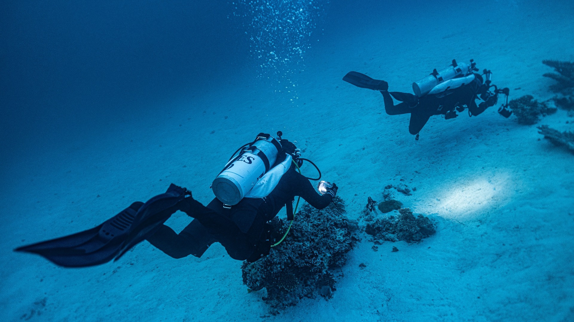 Strage degli italiani alle Maldive, i corpi intrappolati nella grotta ora sono “in balia degli squali”: corsa disperata contro il tempo
