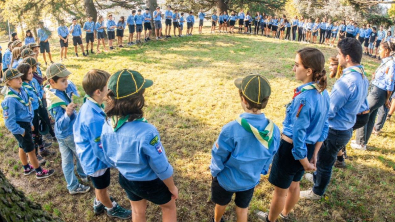 Svolta storica degli scout cattolici Agesci: “Orientamento sessuale e identità di genere non escludono dal ruolo educativo”