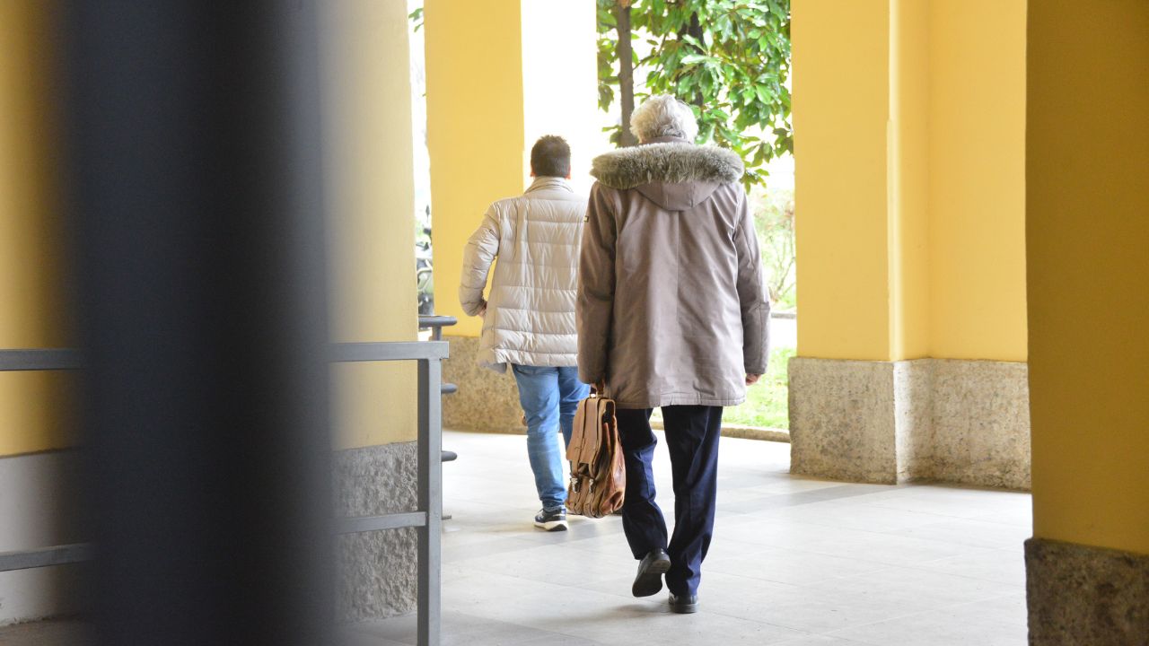 Garlasco, l’alibi di Sempio adesso traballa: il padre dice “era a casa con me”, ma lo scontrino raccontava un’altra storia