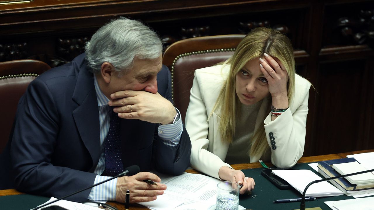 Trump scarica Meloni sul Papa: la premier prende le distanze dal tycoon e manda avanti Tajani