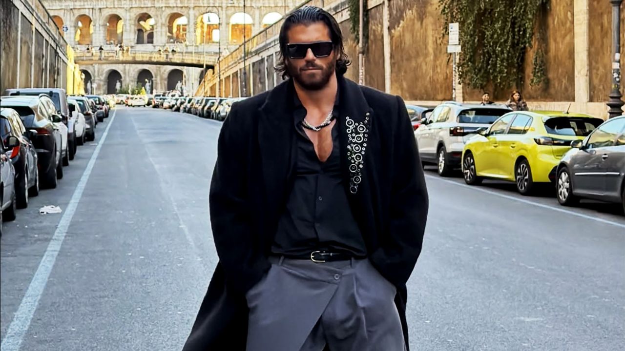 Can Yaman dice addio al suo look da sex symbol. I fan scioccati: “È irriconoscibile”. Ecco la foto