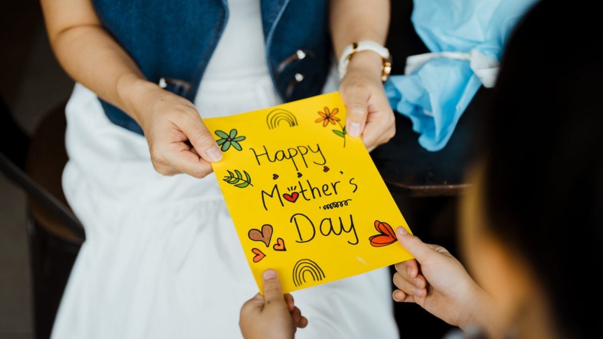 Festa della Mamma, l’Italia resta fuori dalla top 10 europea dei congedi: meno tutele e meno figli nel Paese della crisi demografica