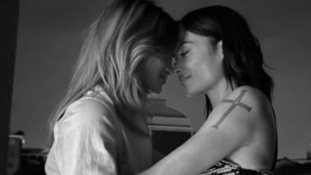 Elodie festeggia il compleanno in intimità: la foto pubblicata dalla fidanzata Francesca fa impazzire i fan