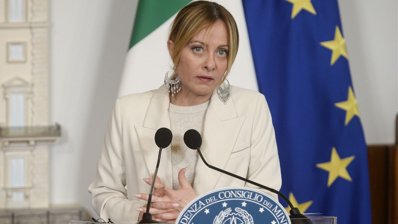 Sondaggi, Meloni perde voti ma non il comando: Vannacci debutta al 4% e spaventa la Lega, opposizioni ancora ferme