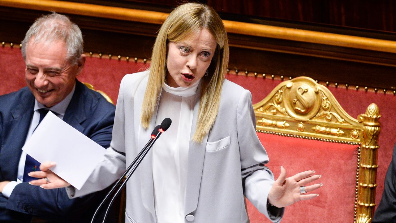 Meloni contro Corona: Giorgia evita il faccia a faccia a palazzo Chigi? Rinviata l’udienza con mezzo tribunale di Milano in trasferta