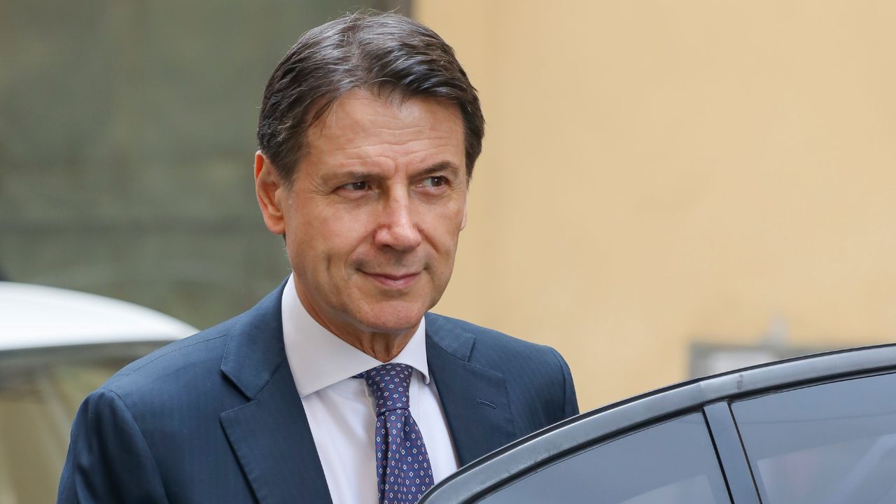 “Meloni assente da quattro anni”: Giuseppe Conte torna dopo l’operazione e riaccende lo scontro politico tra superbonus, primarie e campo largo