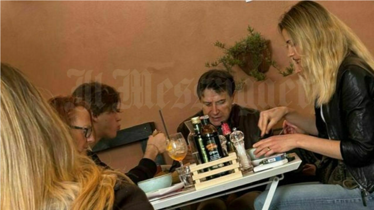 Giuseppe Conte torna in pubblico dopo l’operazione: pranzo a Villa Pamphili con Olivia Paladino e il figlio Niccolò
