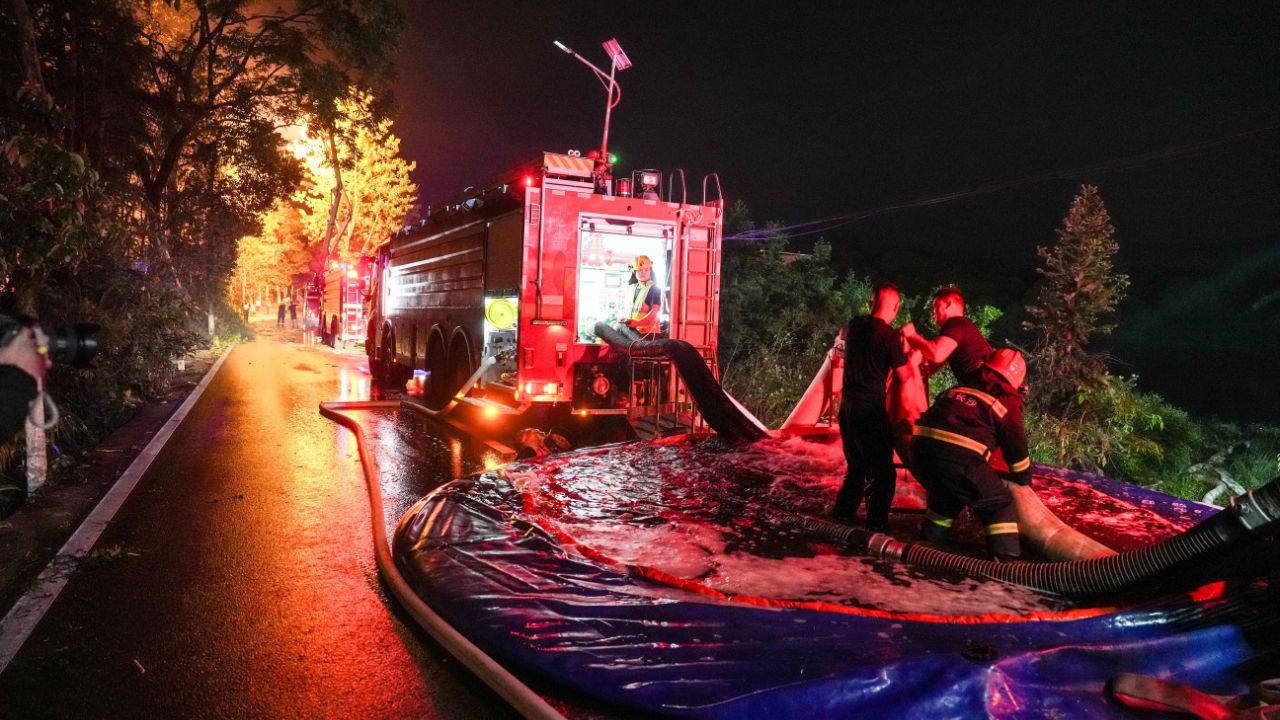 I soccorsi dopo l'esplosione in Cina