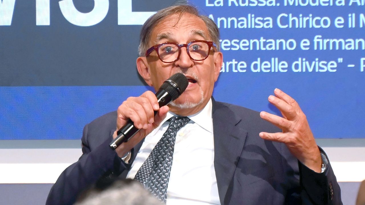 Milano, contestazione alla Braidense contro Ignazio La Russa: “Via i fascisti dall’università”. Lui attacca Ranucci e la flotilla