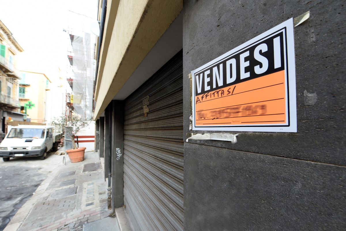L’Italia chiude bottega: spariti oltre 86mila negozi in dieci anni, così muoiono le città tra e-commerce e serrande abbassate