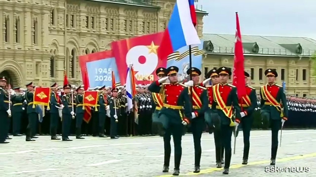 Putin sfila sulla Piazza Rossa ma Zelensky gli concede la parata: il Giorno della vittoria diventa l’umiliazione del Cremlino