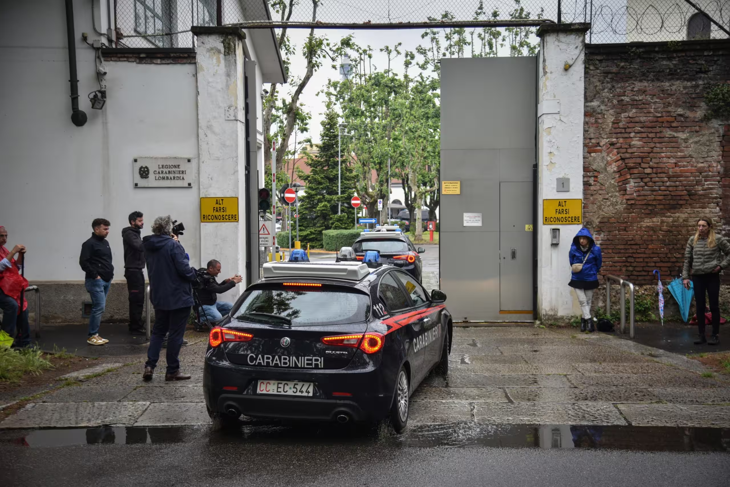 Garlasco, le gemelle Cappa dai carabinieri: Paola interrogata per oltre due ore, Stefania in caserma. Nessuna dichiarazione