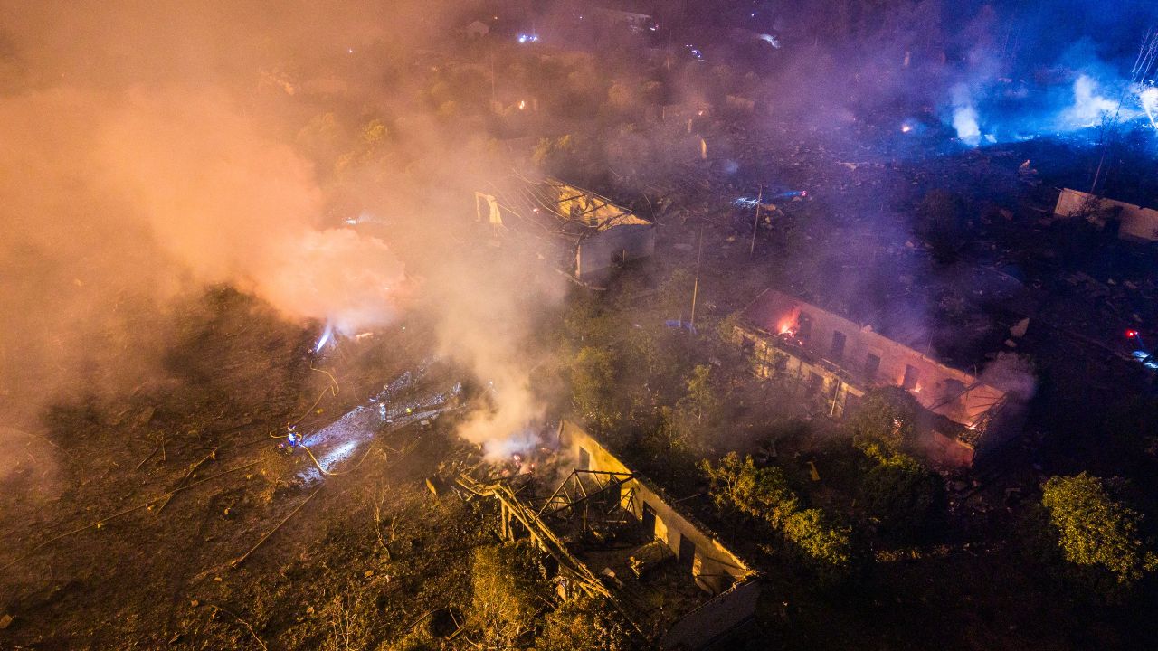 Cina, esplosione apocalittica in fabbrica di fuochi d’artificio: 21 morti e 60 feriti. Le immagini sono terribili
