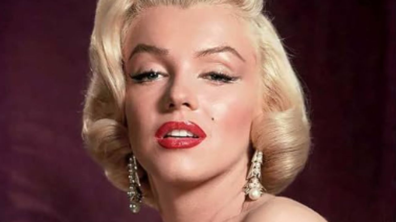 Marilyn Monroe avrebbe compiuto 100 anni: all’asta lettere segrete, il tailleur Dior e la borsetta con rossetto e sigarette