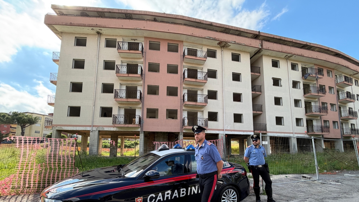 «Le ho uccise in giorni diversi, erano prostitute»: l’orrore nel cantiere di Pollena Trocchia, due donne morte nel vano ascensore