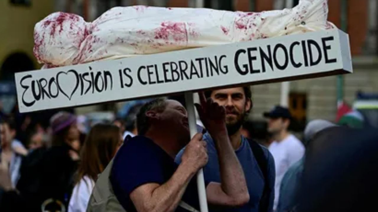 Eurovision 2026, caos a Vienna: 5 nazioni boicottano, proteste in piazza. Sal Da Vinci sfila tra le tensioni del Turquoise Carpet