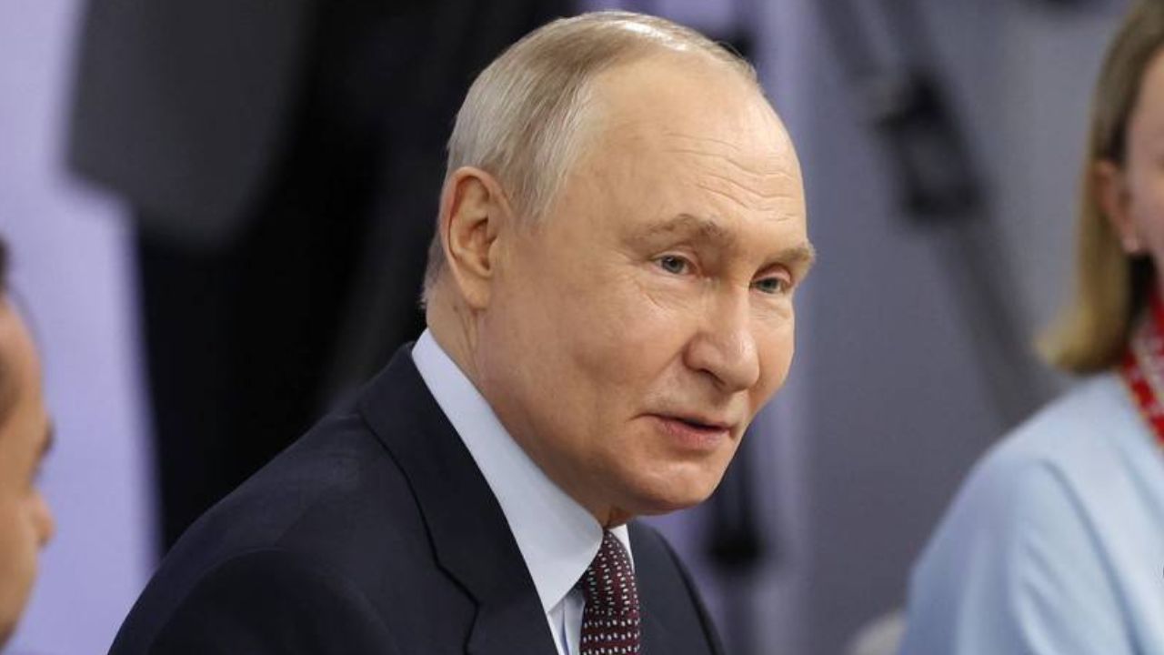Putin bacia i bambini davanti alle telecamere mentre i sondaggi crollano: il vecchio rito dello Zar quando la Russia comincia ad avere paura