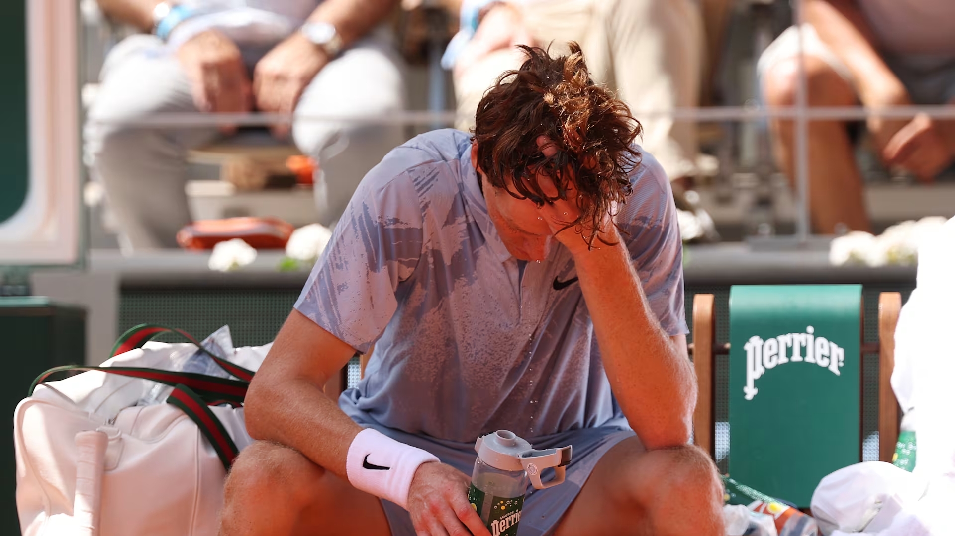Sinner crolla al Roland Garros dopo un malore: “Dovevo vomitare”. Cerundolo ribalta una partita impossibile