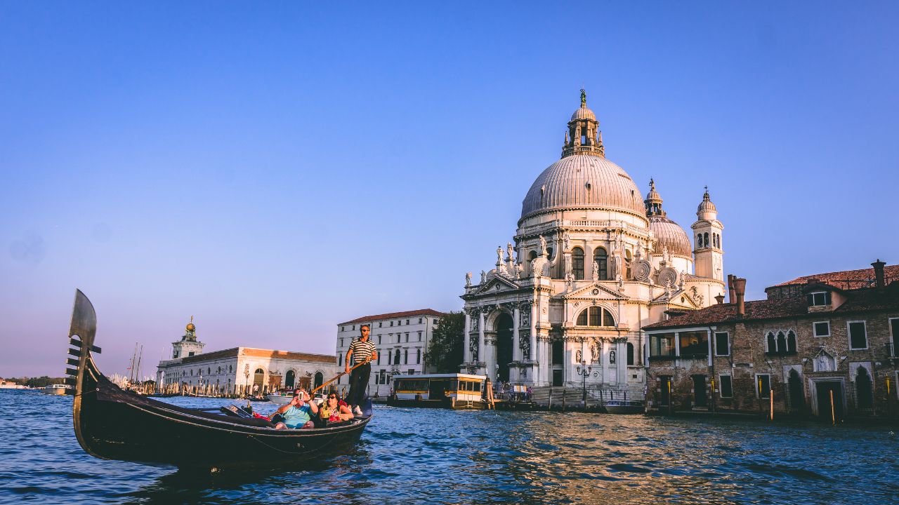 Biennale di Venezia nel caos, ispettori del Mic e caso Israele-Russia: premi bloccati, ricorsi e sedie vuote all’inaugurazione