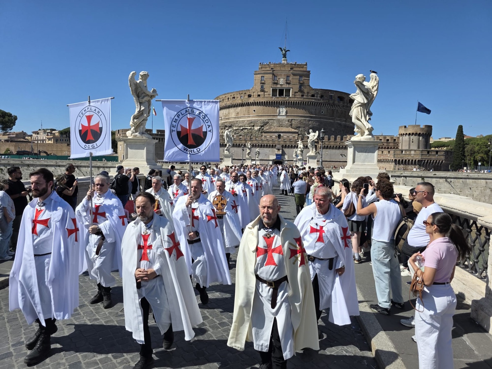 I Templari riconquistano Roma: mantelli bianchi e croci rosse nel cuore della Capitale