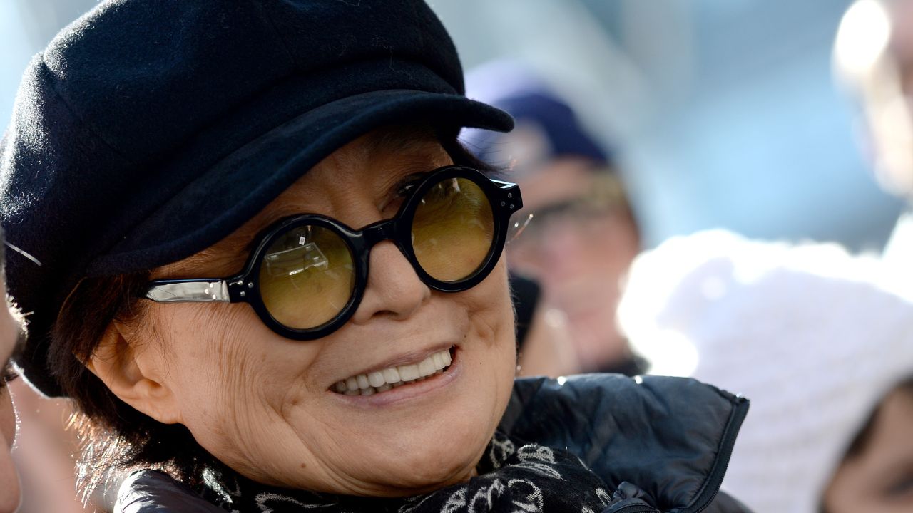 Yoko Ono dichiara guerra alla birra “John Lemon”: lo stop legale trasforma la bevanda in oggetto di culto
