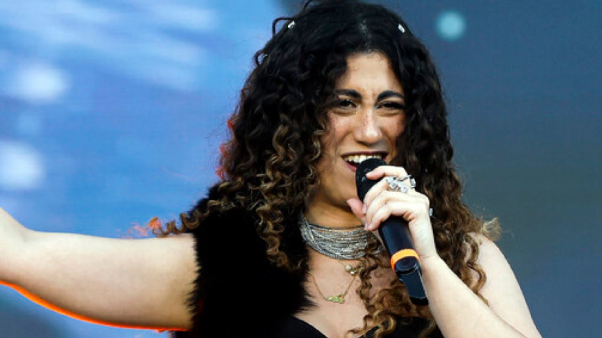 Delia canta “Bella Ciao” e pecca di presunzione: esordiente decide di “correggere” la Storia