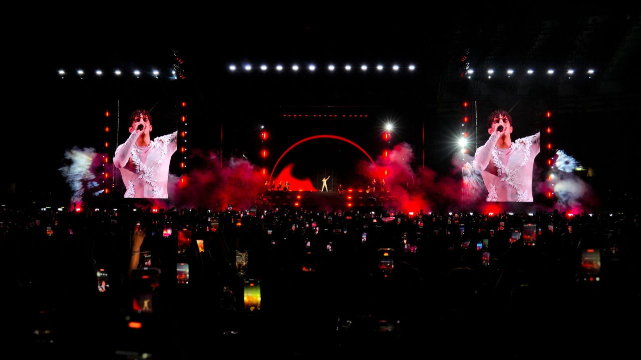 Achille Lauro incendia l’Olimpico con 60mila fan: Venditti sale sul palco e Roma si prende il suo nuovo rito pop