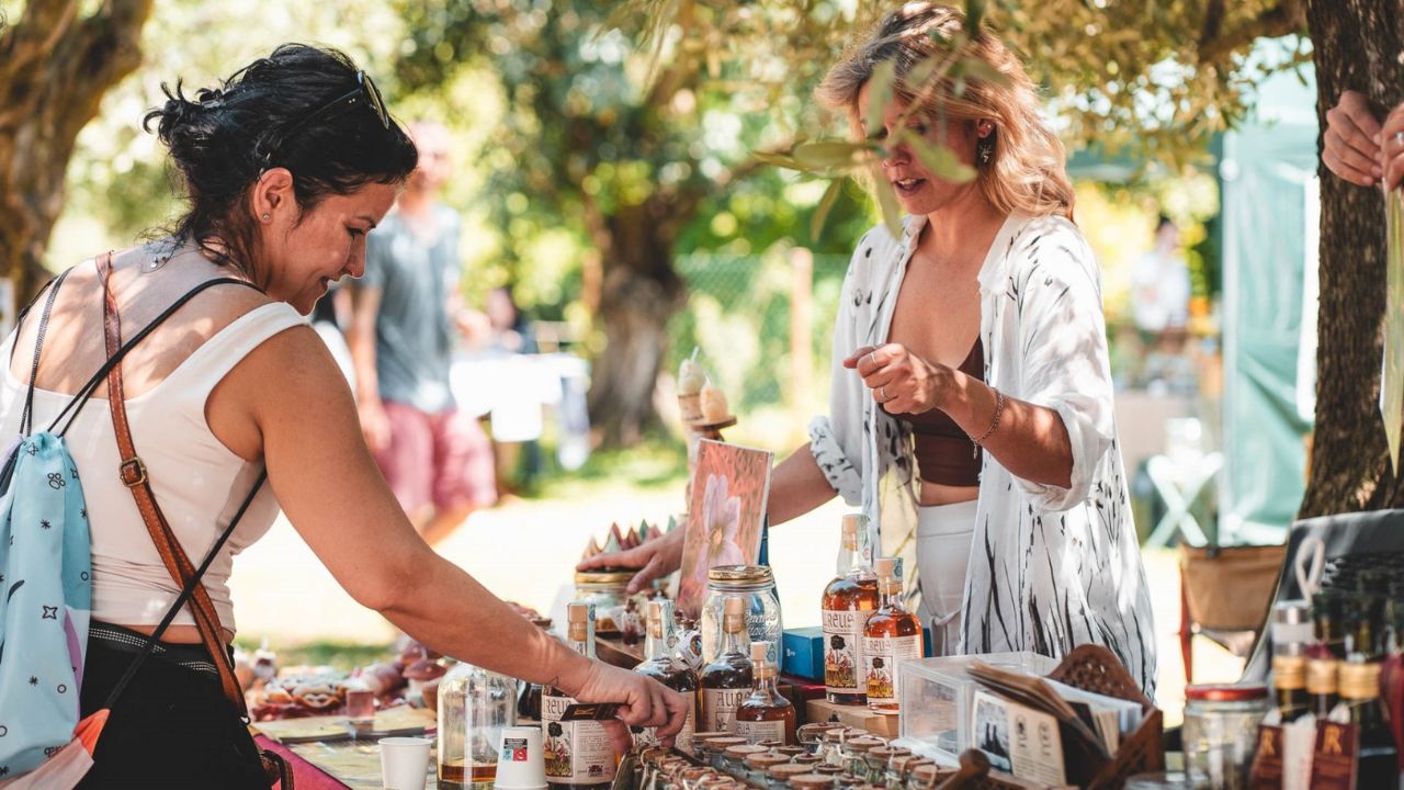 Yoga, artigianato e workshop: Bonfire Market torna sotto gli ulivi della Caffarella