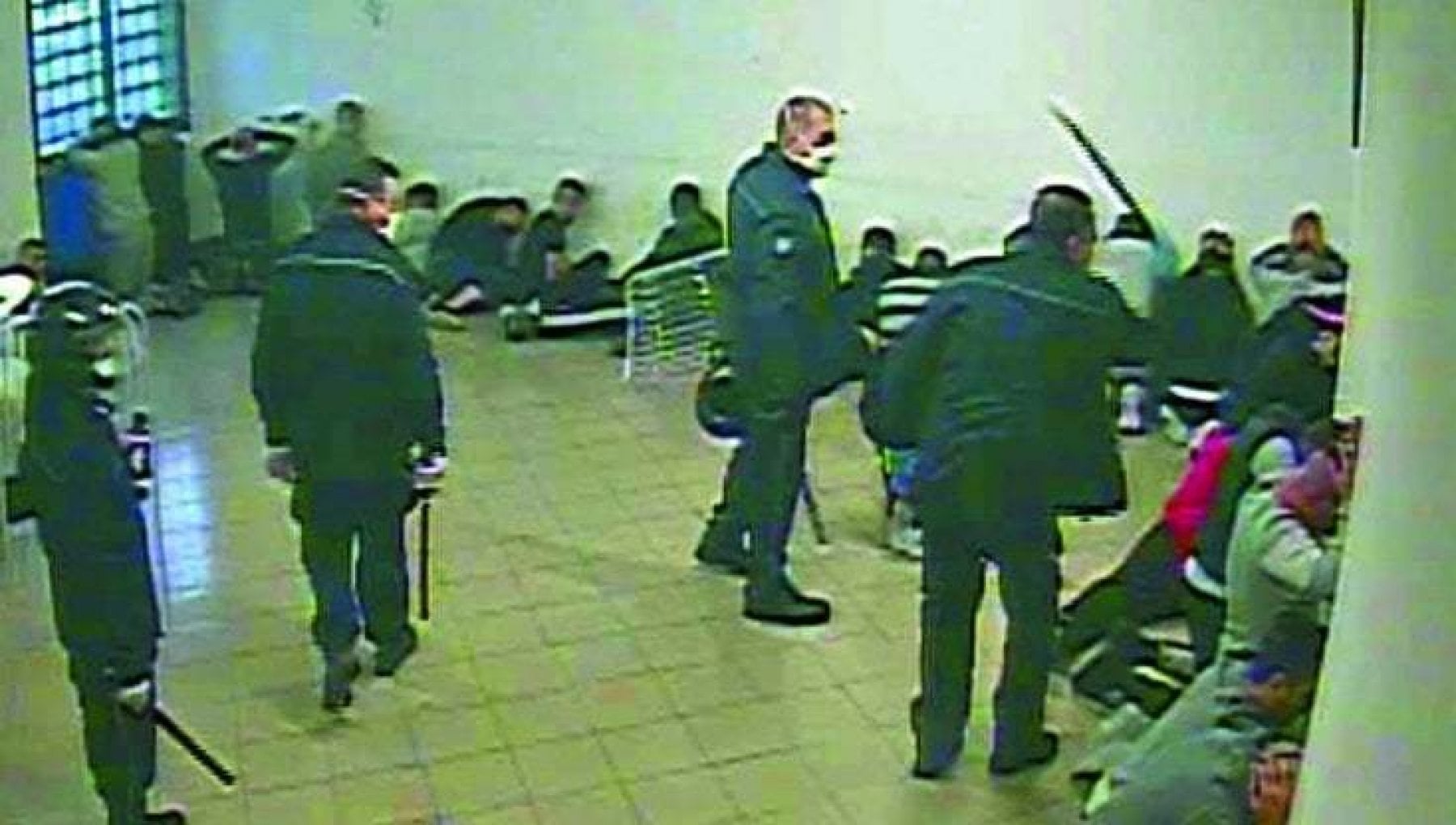 Carcere di Santa Maria Capua Vetere, il pm: «Le violenze ci sconvolsero. Tutti sapevano, poi tentarono di depistare le indagini»
