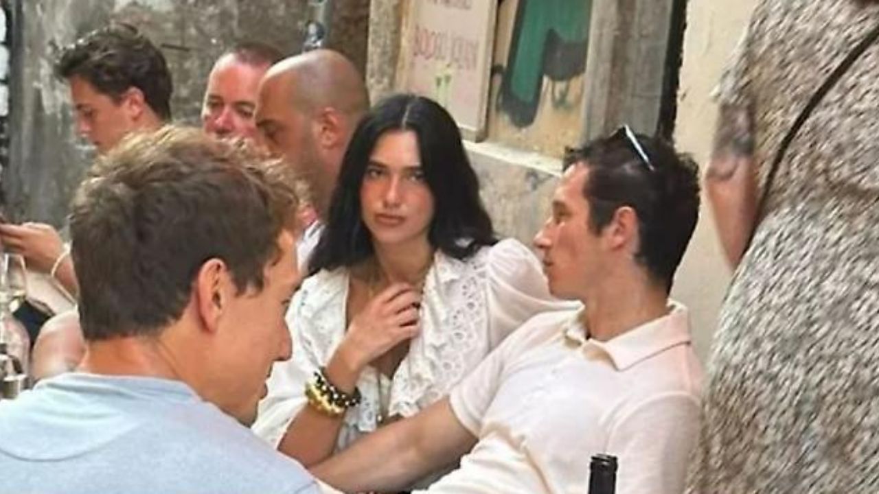 Palermo si ribella alle nozze da favola di Dua Lipa: «La città non è in affitto». E il matrimonio da 1,5 milioni scatena la rivolta