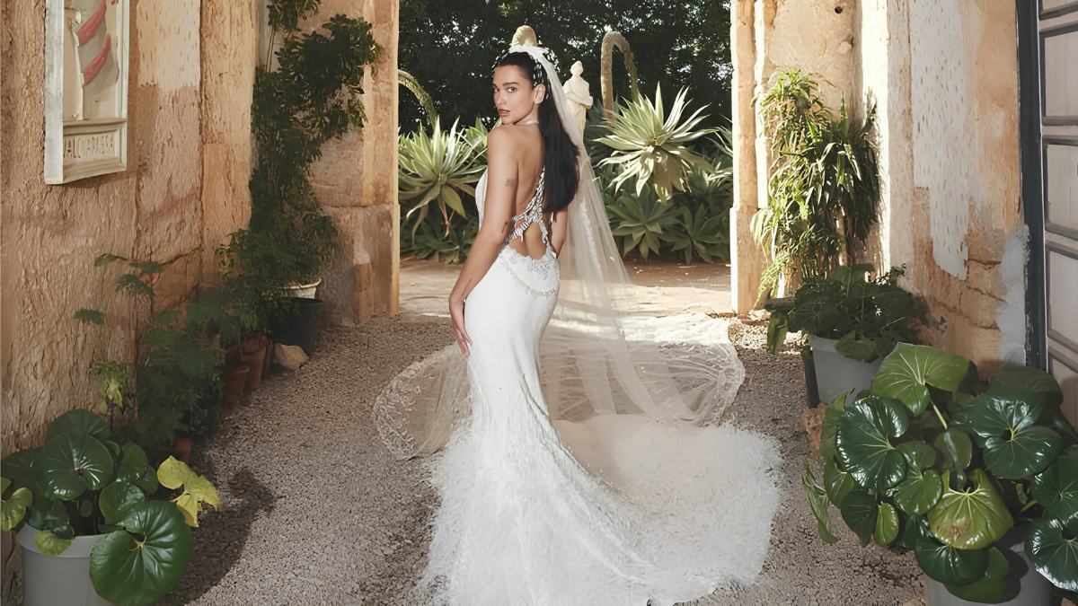 Dua Lipa svela l’abito da sposa Chanel: 480 mila perle, 25 mila piume e un velo da sei metri per il matrimonio in Sicilia
