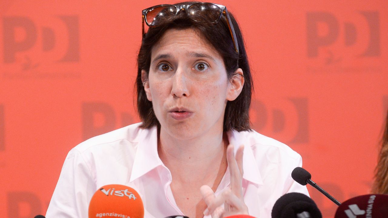 Elly Schlein, il Pd cambia lo Statuto per allungarle il mandato oltre le elezioni 2027: corsa contro il tempo per trovare i voti necessari