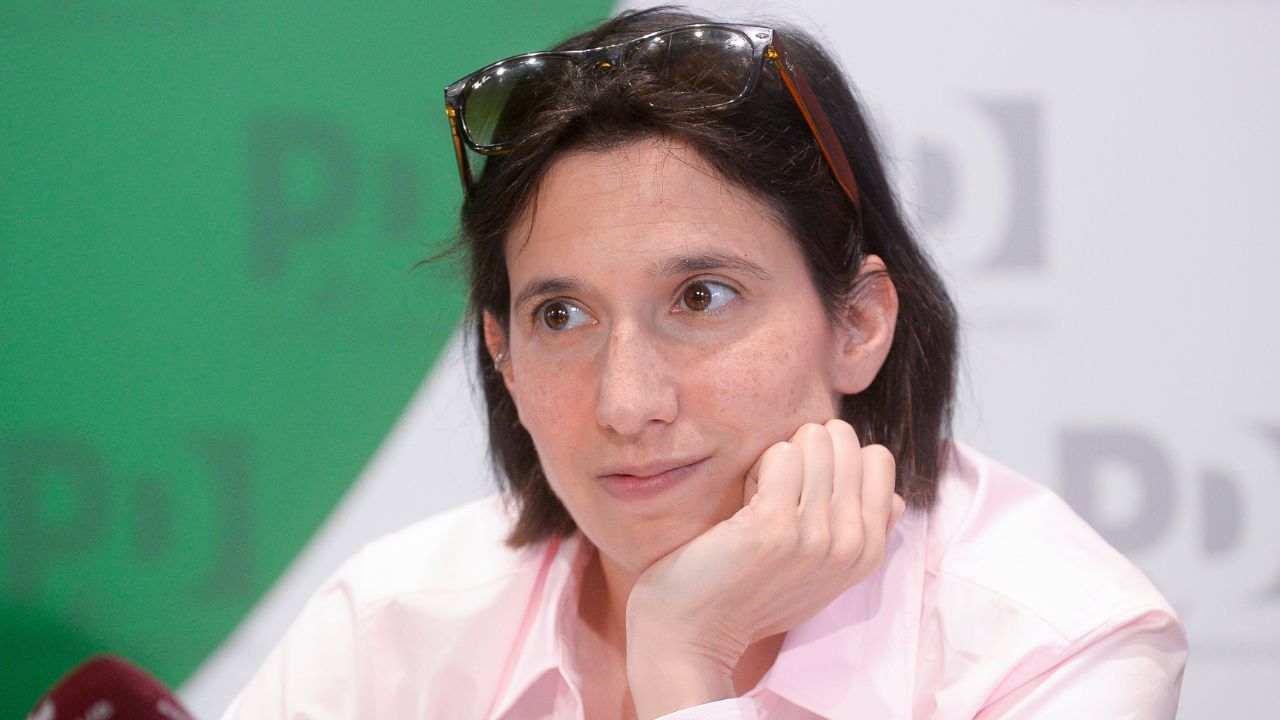 Schlein imbarca pure Rifondazione per battere Conte alle primarie: torna il partito che fece cadere Prodi. E il campo largo rischia il caos