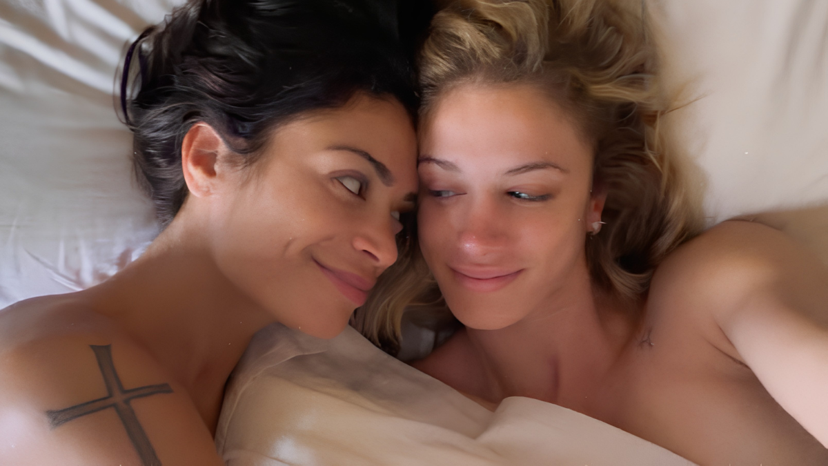 Elodie e Franceska nel mirino degli hater, la foto a letto scatena gli insulti: Selvaggia Lucarelli denuncia l’ondata di odio
