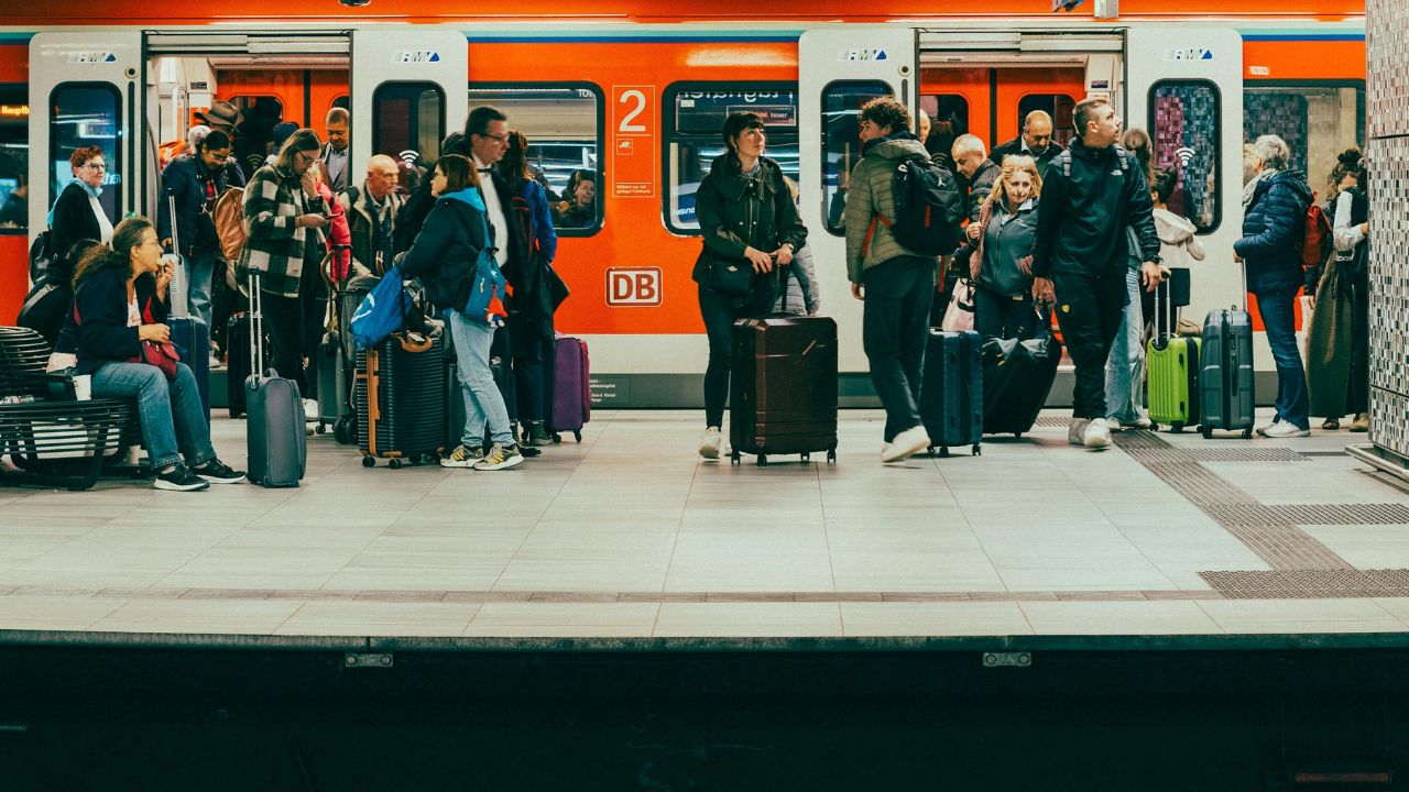 Fuga di giovani dal Sud, dal 2019 oltre 313mila under 35 hanno lasciato casa per studio e per lavoro   