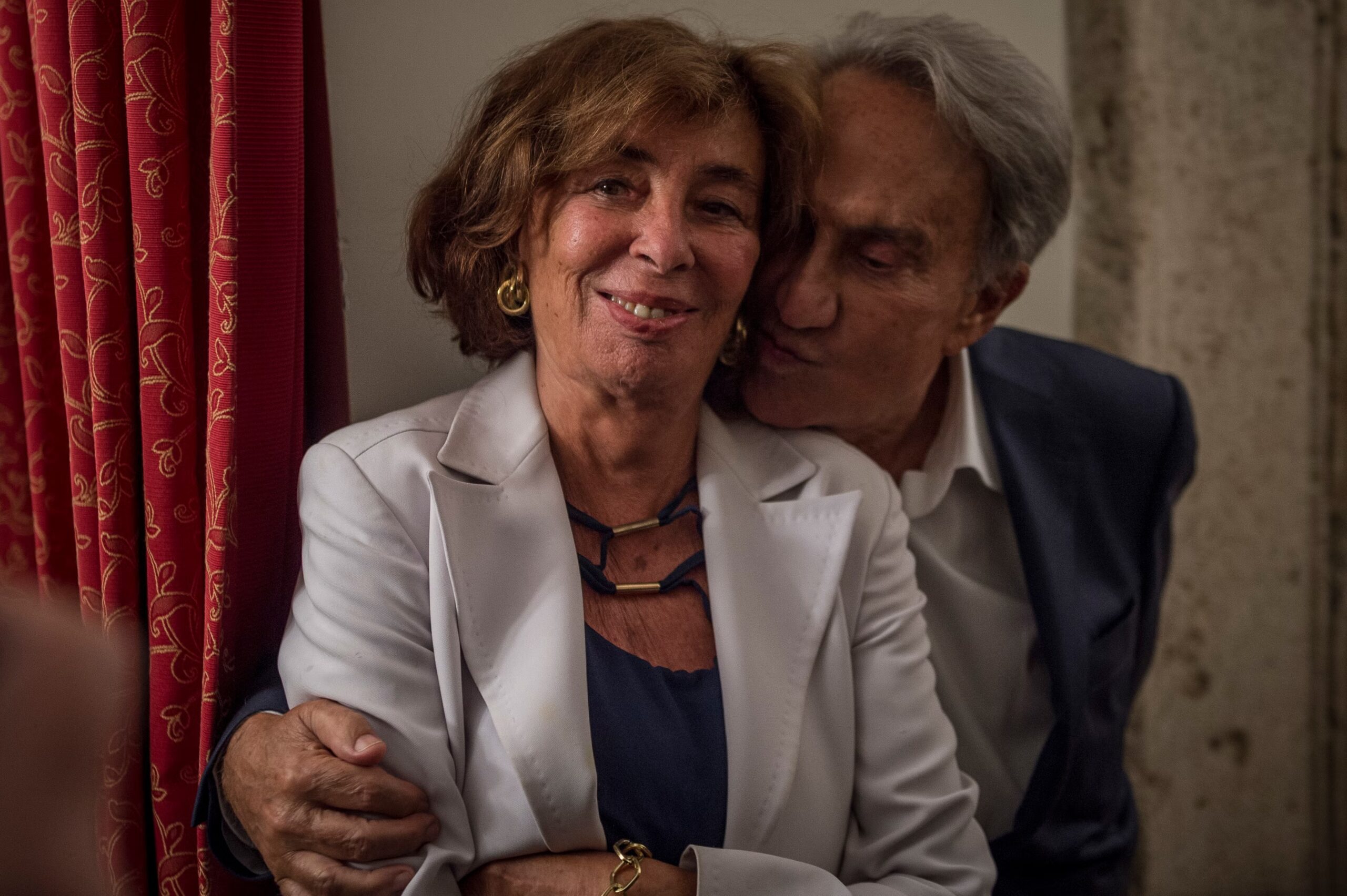 Eredità di Emilio Fede è guerra totale: ville milionarie, gioielli e accuse, la lite tra le figlie del giornalista finisce in Procura