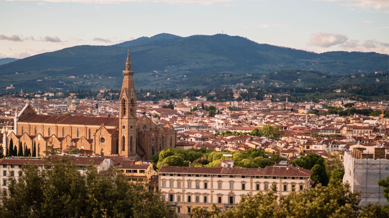 Stop agli affitti brevi, Firenze blocca i nuovi Airbnb