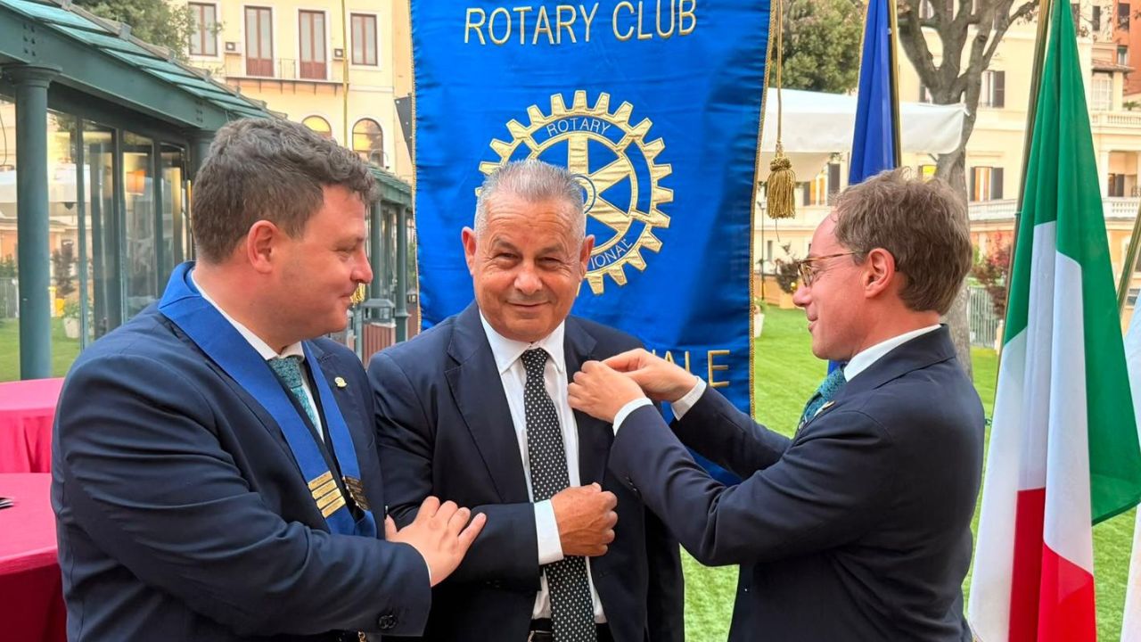Francesco Caroprese entra nel Rotary Club Roma Quirinale: l’orgoglio di un calabrese ai vertici dell’informazione. La solenne cerimonia di “spillatura” sancisce così il suo ingresso