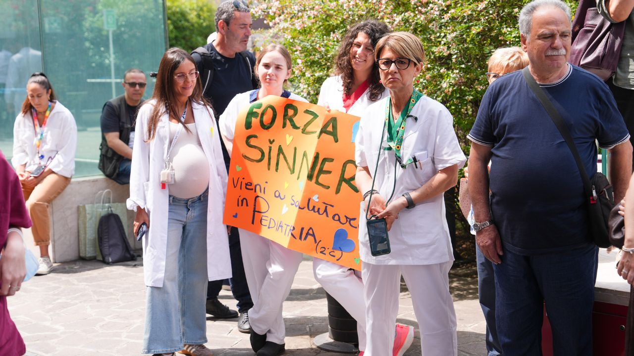 Fuori dal San Raffaele per Sinner