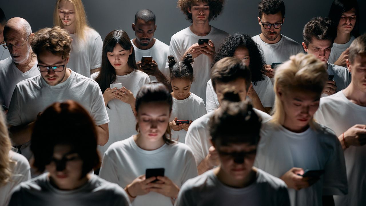 Regno Unito vieta i social agli under 16, ora tocca all’Italia e all’Europa decidere come muoversi. Ma un divieto, da solo, protegge davvero una generazione?